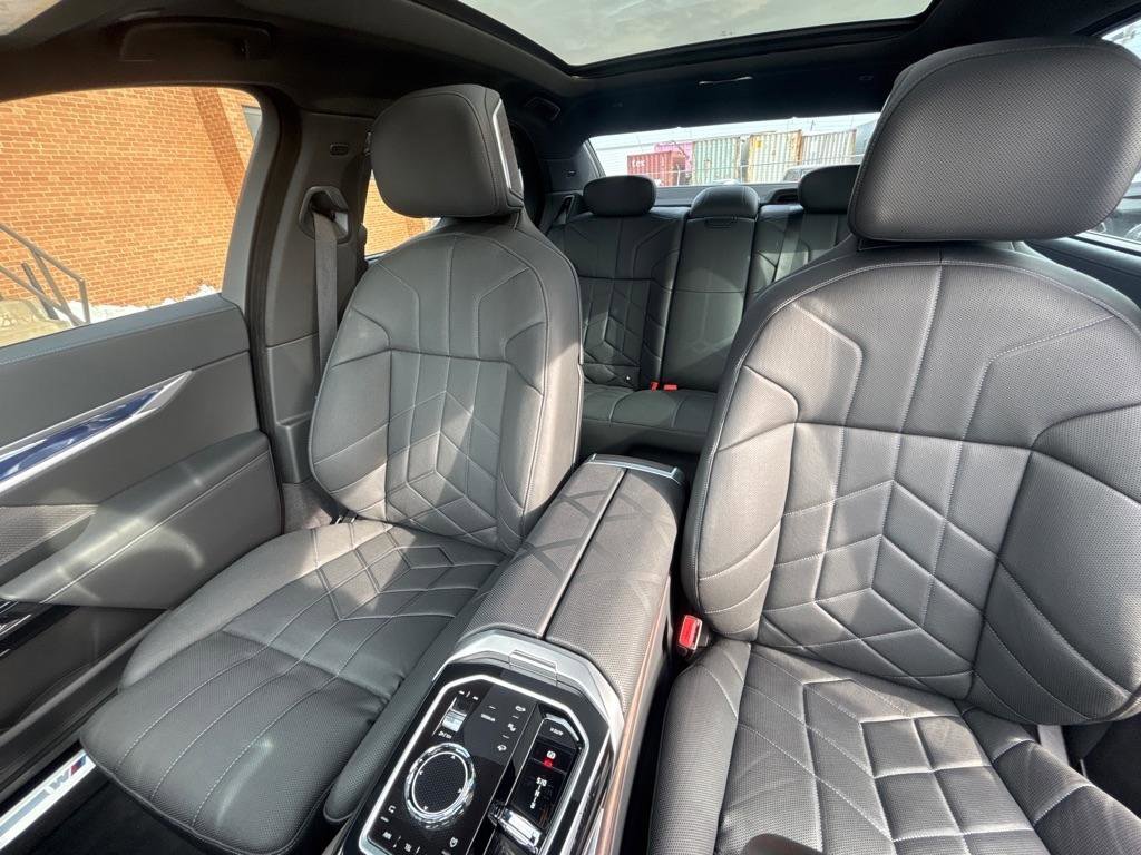 Used 2024 BMW 750e xDrive w/ Premium Package AWD/4WD image 21