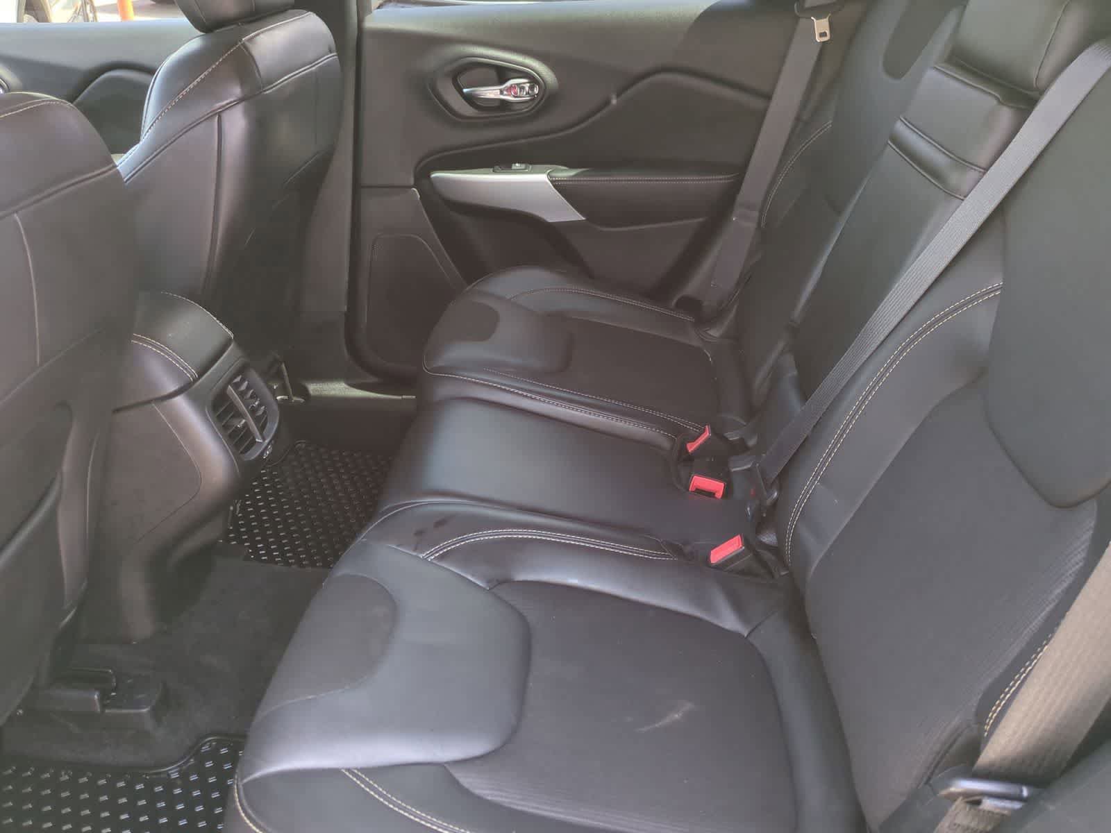 Used 2018 Jeep Cherokee Latitude Plus w/ Cold Weather Group FWD image 19