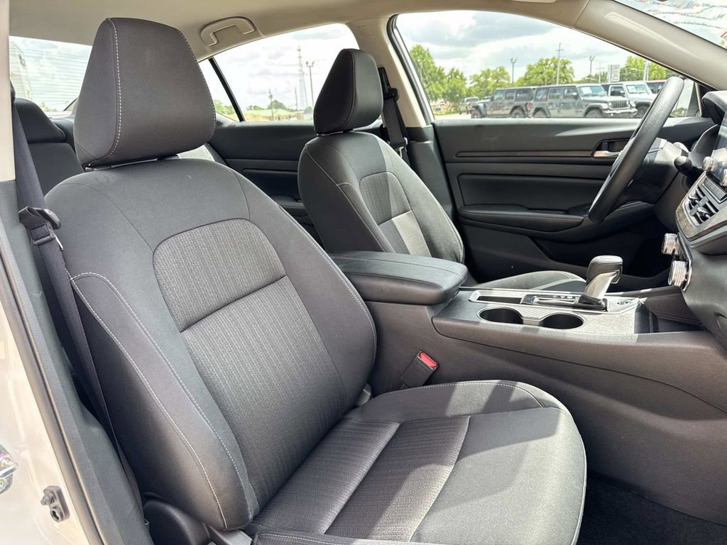 Used 2025 Nissan Altima 2.5 SV FWD image 23