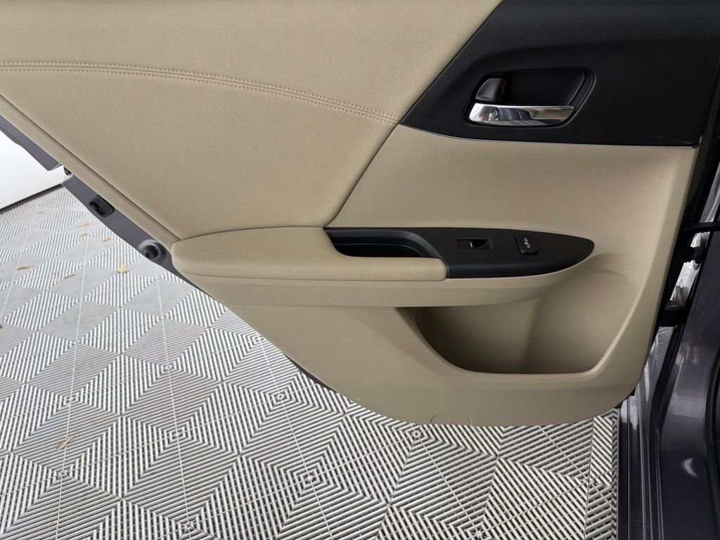 Used 2017 Honda Accord Touring image 11