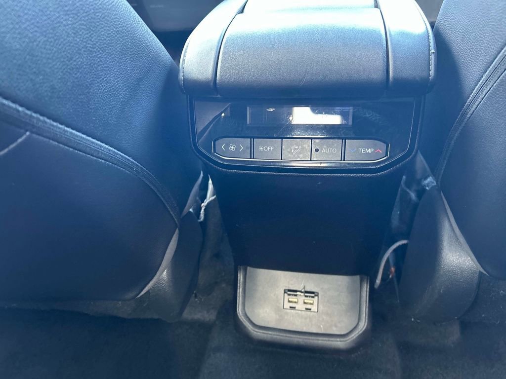 Used 2020 Toyota Highlander XLE image 17