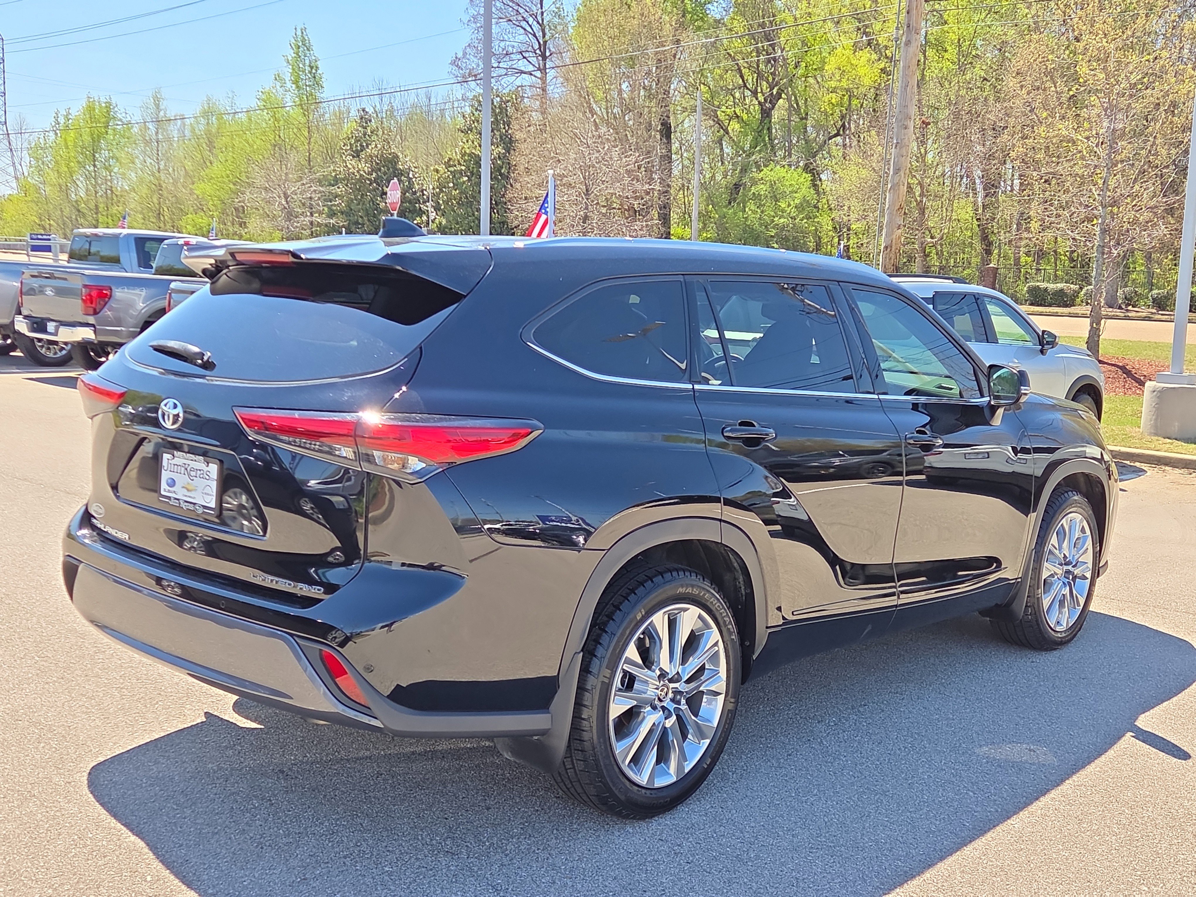 Used 2023 Toyota Highlander Limited image 3