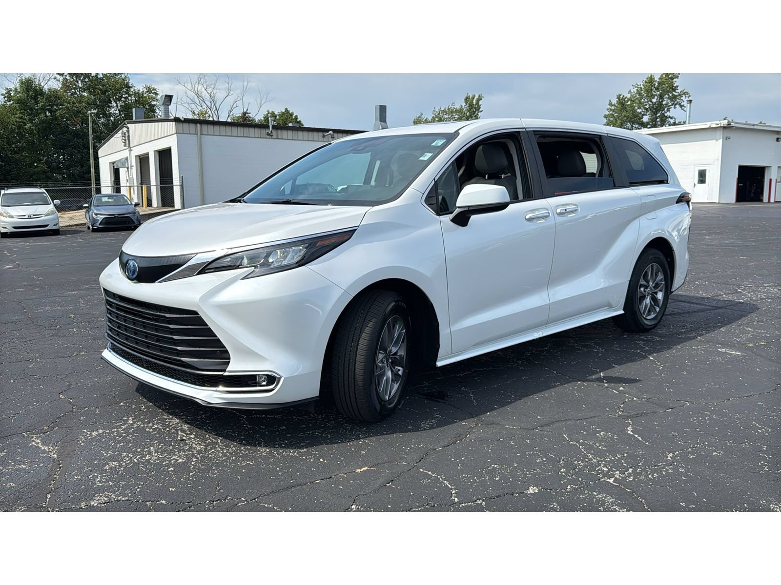 Certified 2024 Toyota Sienna XLE FWD image 3