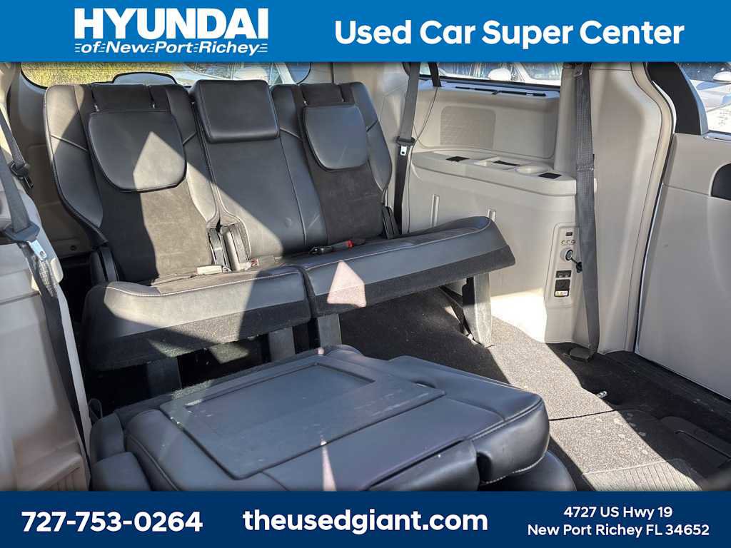 Used 2014 Chrysler Town & Country Touring-L image 10