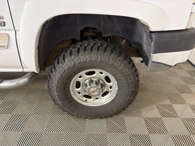 Used 2005 Chevrolet Silverado 2500 LS w/ Heavy-Duty Power Package AWD/4WD image 19