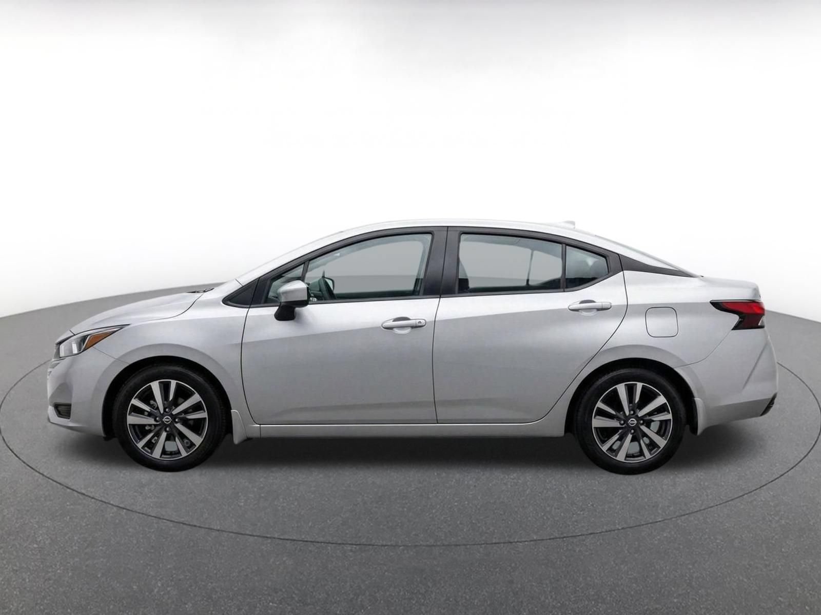 Used 2025 Nissan Versa SV FWD image 4