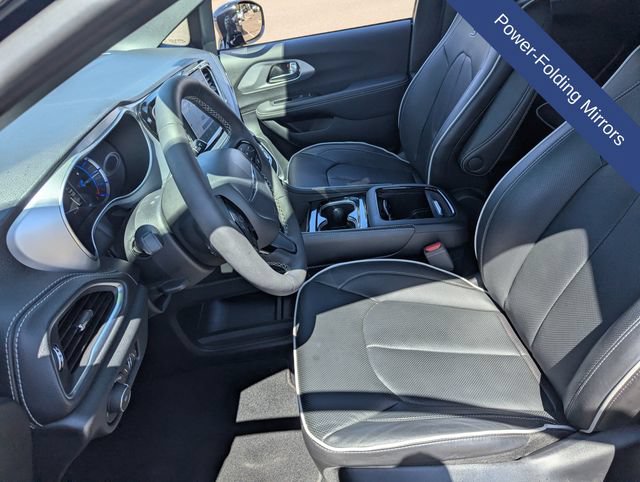 Used 2025 Chrysler Pacifica Premium FWD image 22