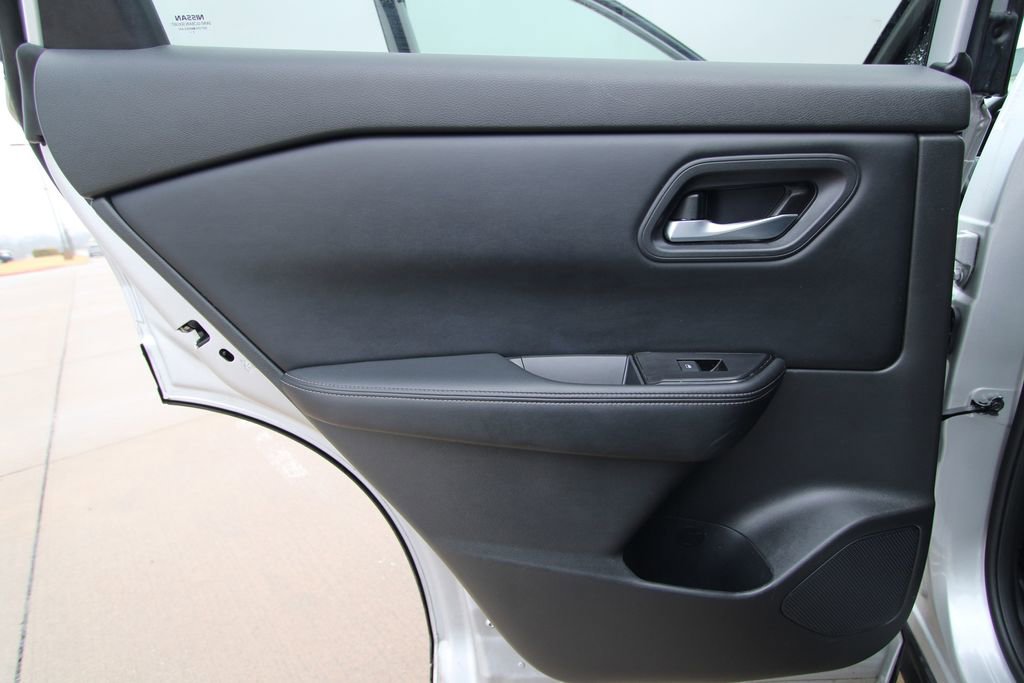 Used 2024 Nissan Rogue SV image 36
