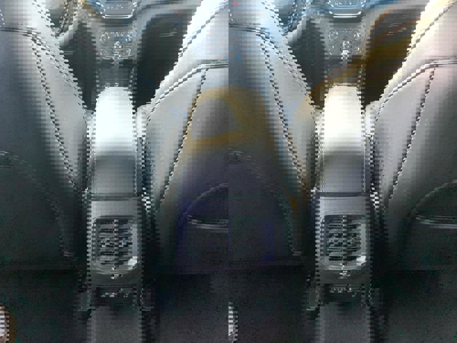 Used 2023 Jeep Cherokee Altitude Lux image 32