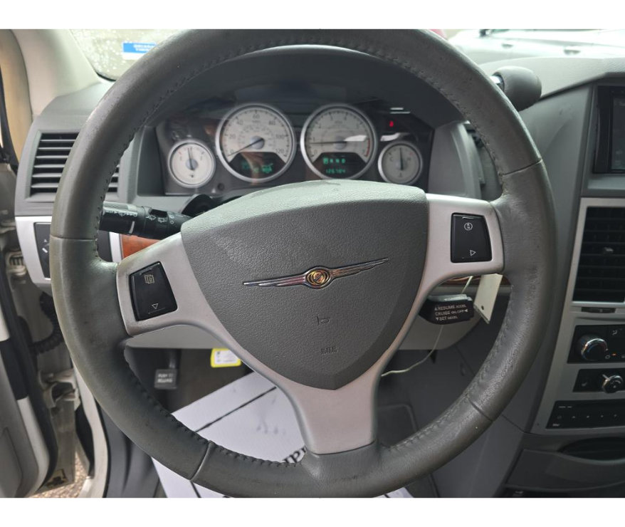 Used 2009 Chrysler Town & Country Touring image 12