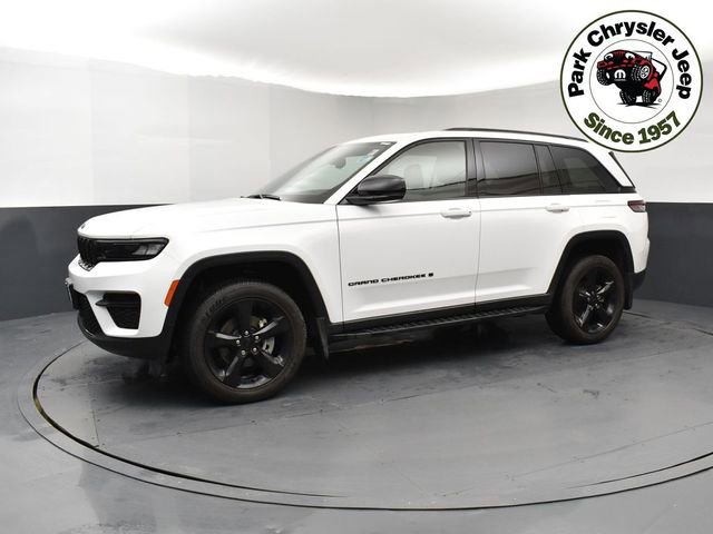 Used 2023 Jeep Grand Cherokee Altitude image 3