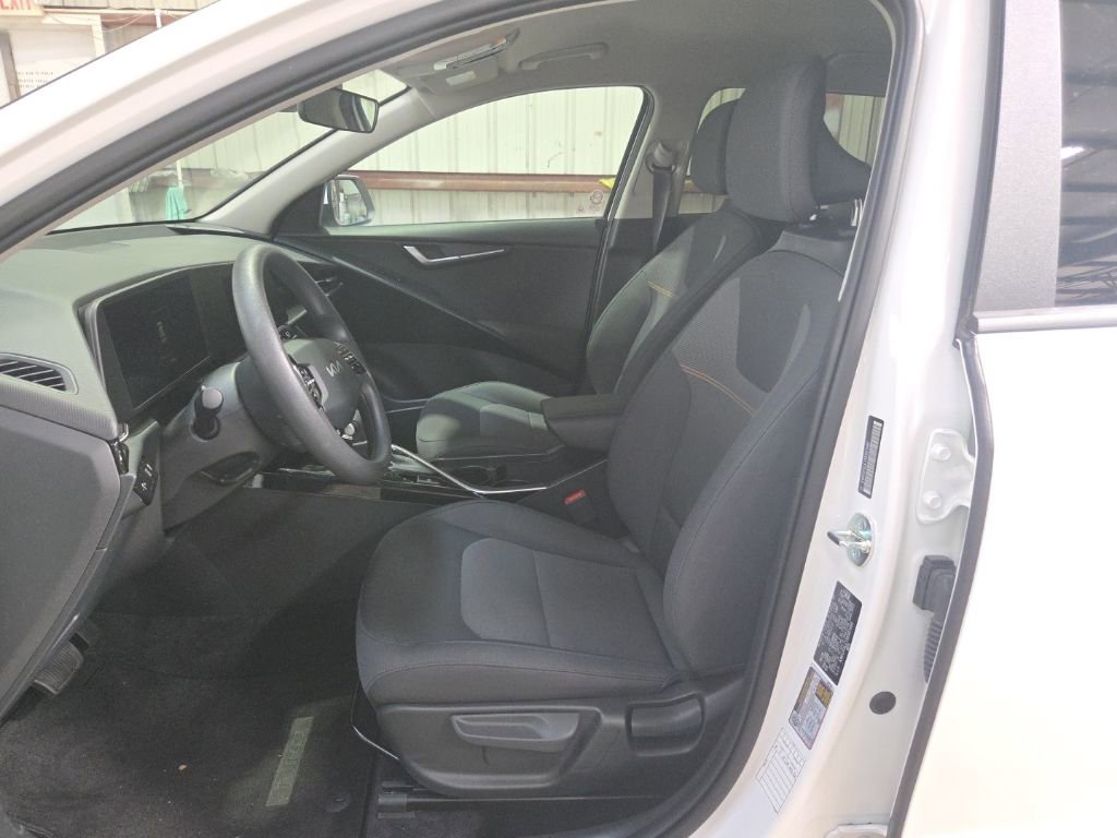 Used 2025 Kia Niro LX FWD image 3