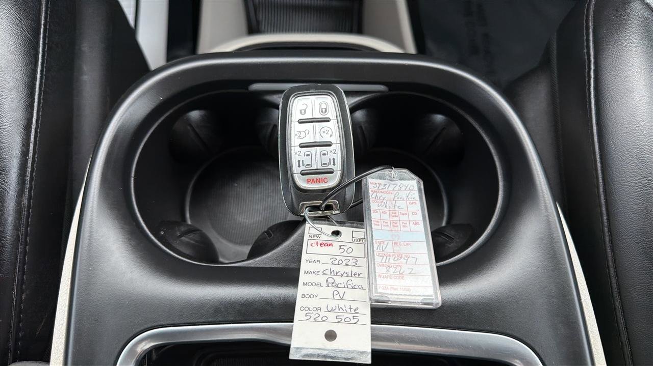 Used 2023 Chrysler Pacifica Touring-L image 22