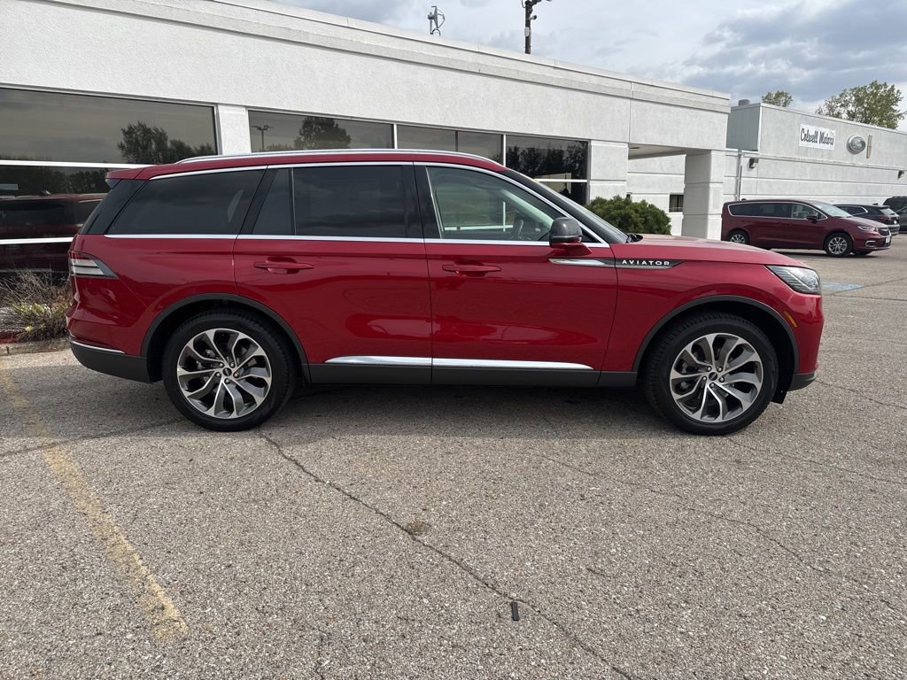New 2025 Lincoln Aviator AWD w/ Equipment Group 101A image 2