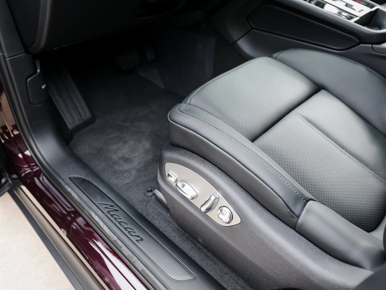 Certified 2026 Porsche Macan AWD/4WD image 14