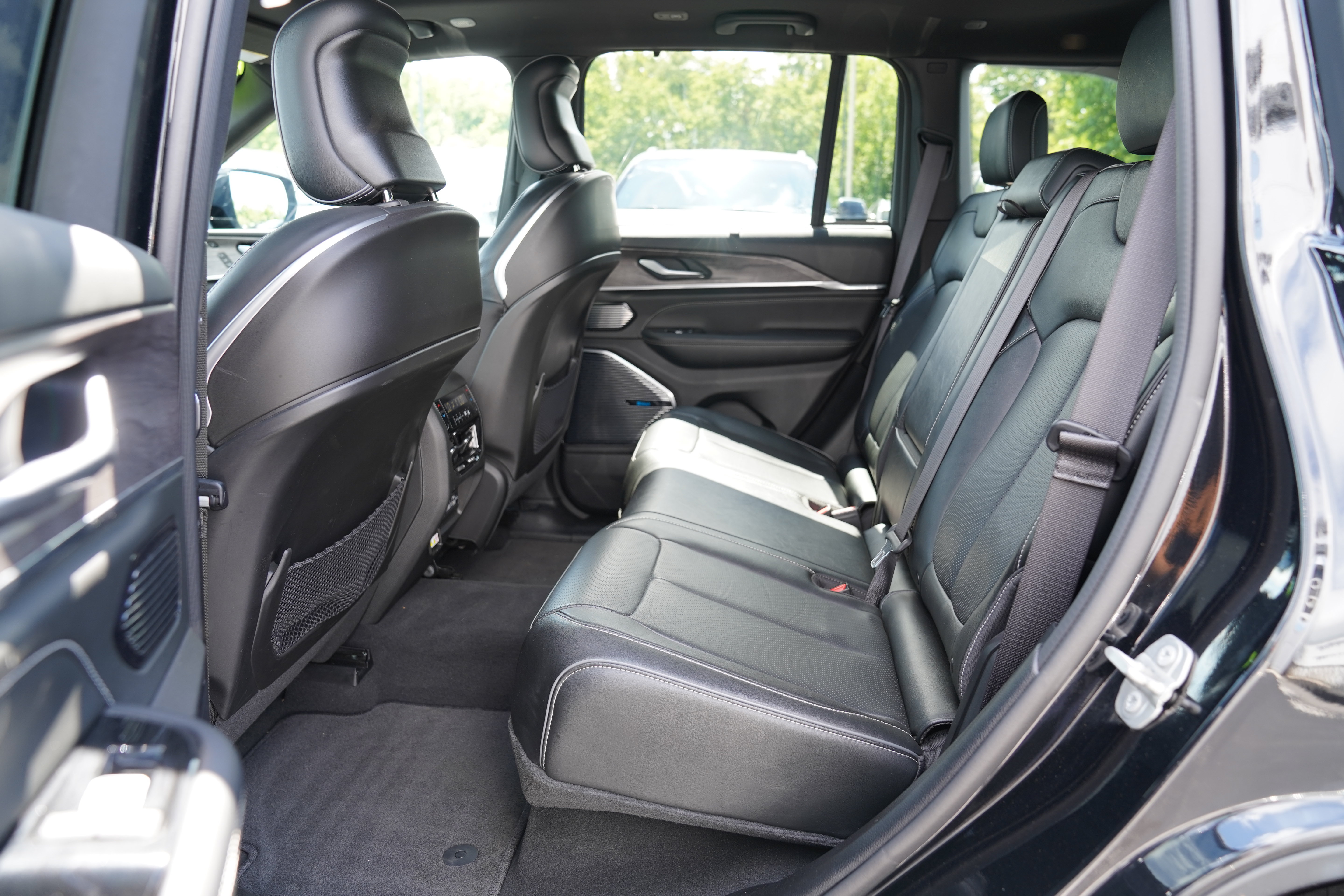 Certified 2023 Jeep Grand Cherokee Overland w/ Luxury Tech Group IV AWD/4WD image 5