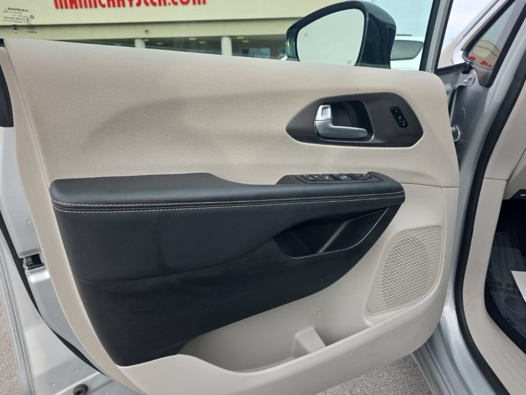 Used 2024 Chrysler Pacifica Touring-L FWD image 14