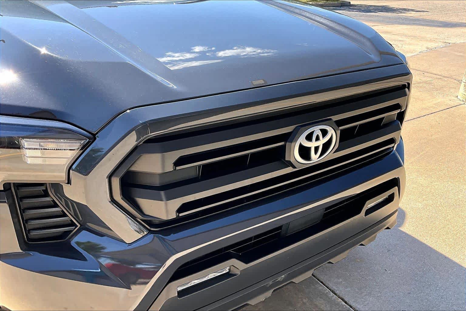 Used 2025 Toyota Tacoma SR5 AWD/4WD image 30