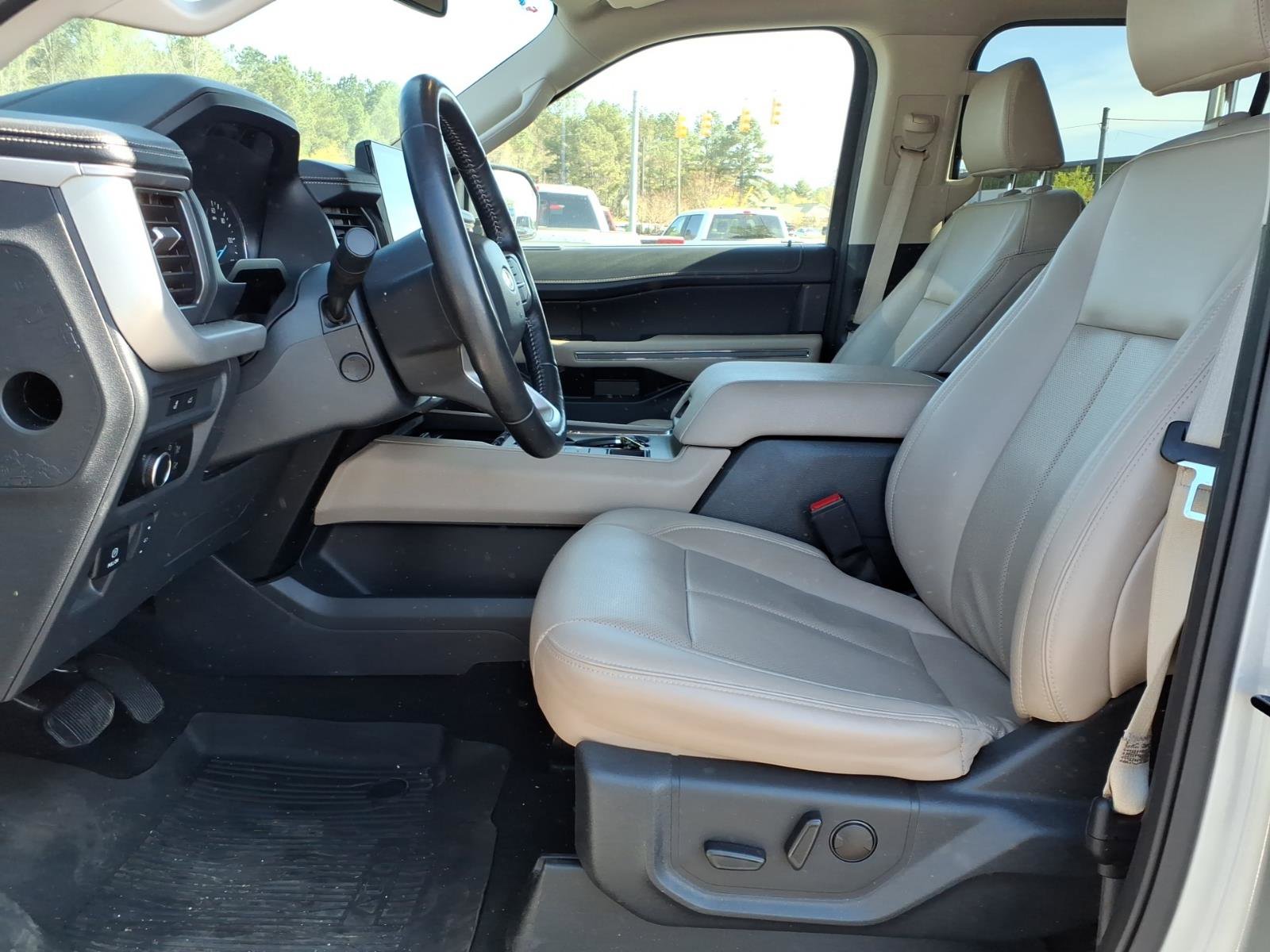 Used 2024 Ford Expedition Max XLT RWD image 3