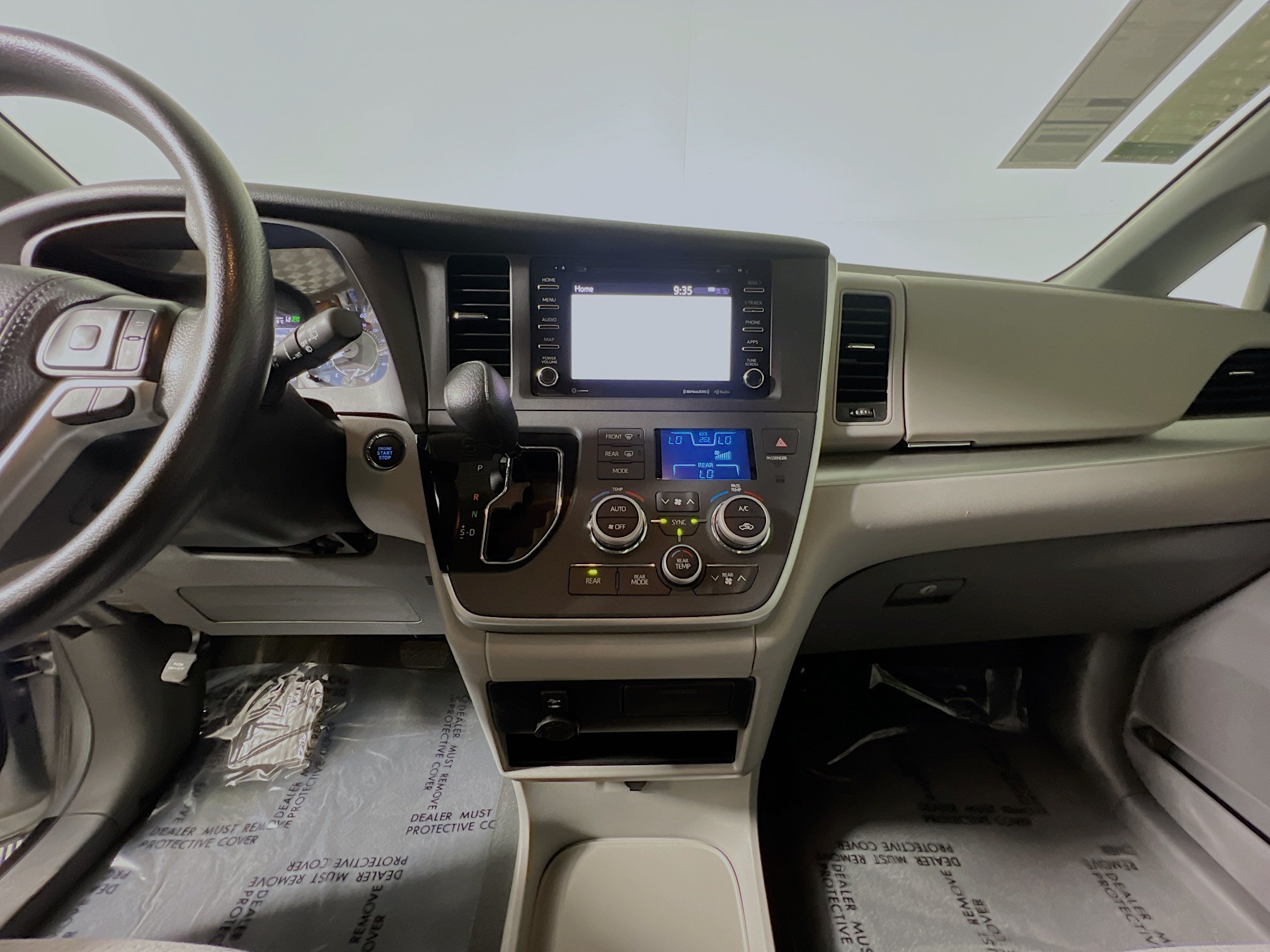 Used 2020 Toyota Sienna LE w/ LE Preferred Package FWD image 25