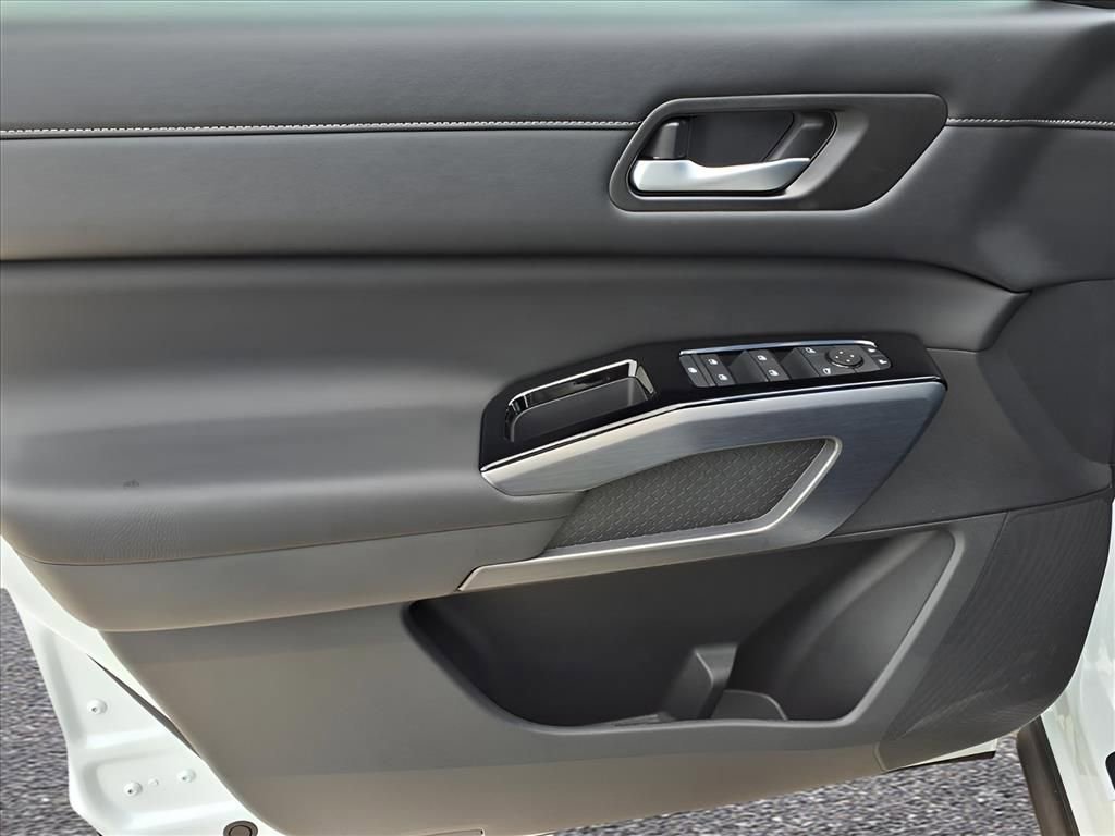 New 2025 Nissan Pathfinder SL image 14