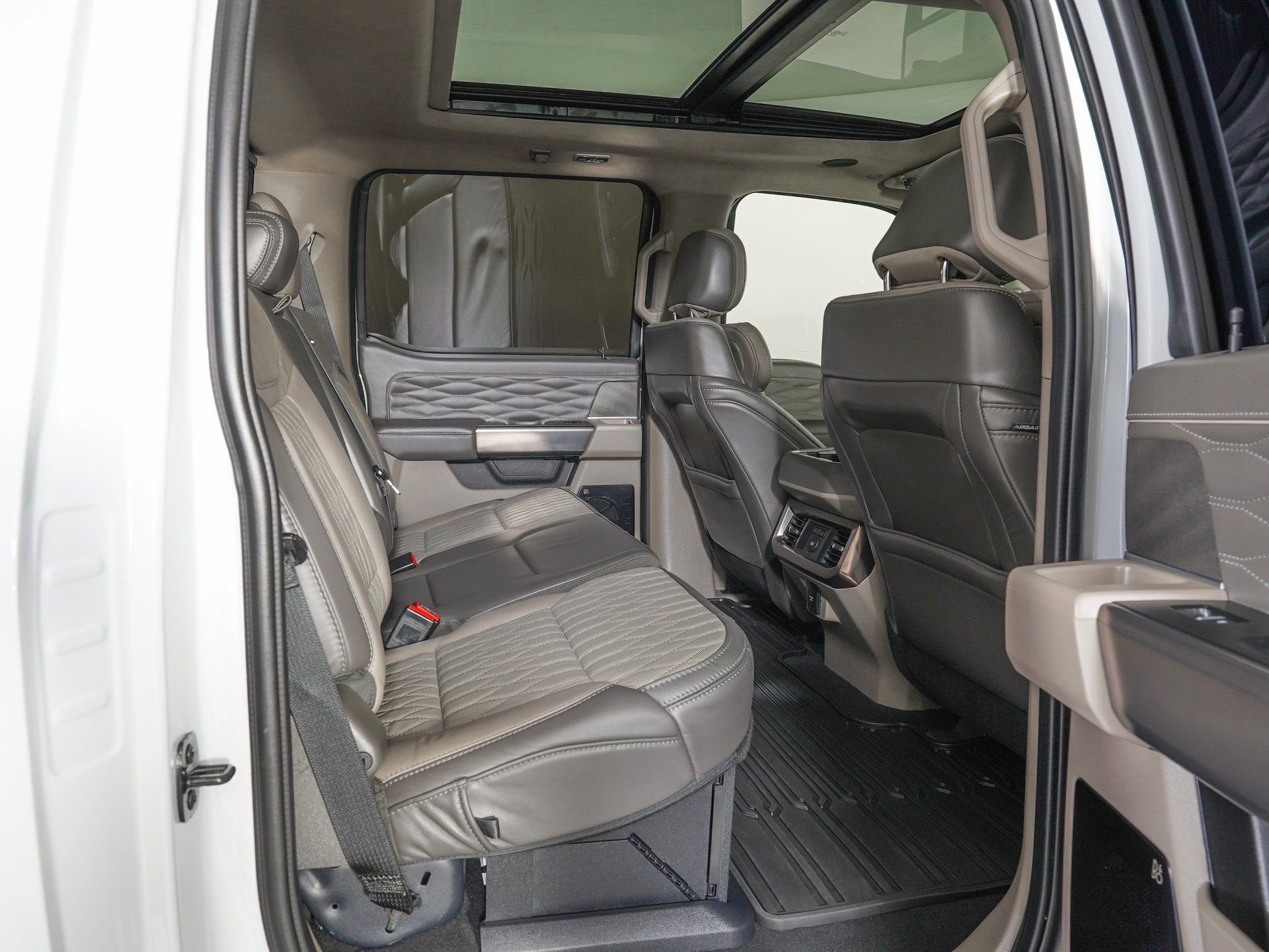 Used 2025 Ford F450 Platinum w/ Platinum Plus Package image 10