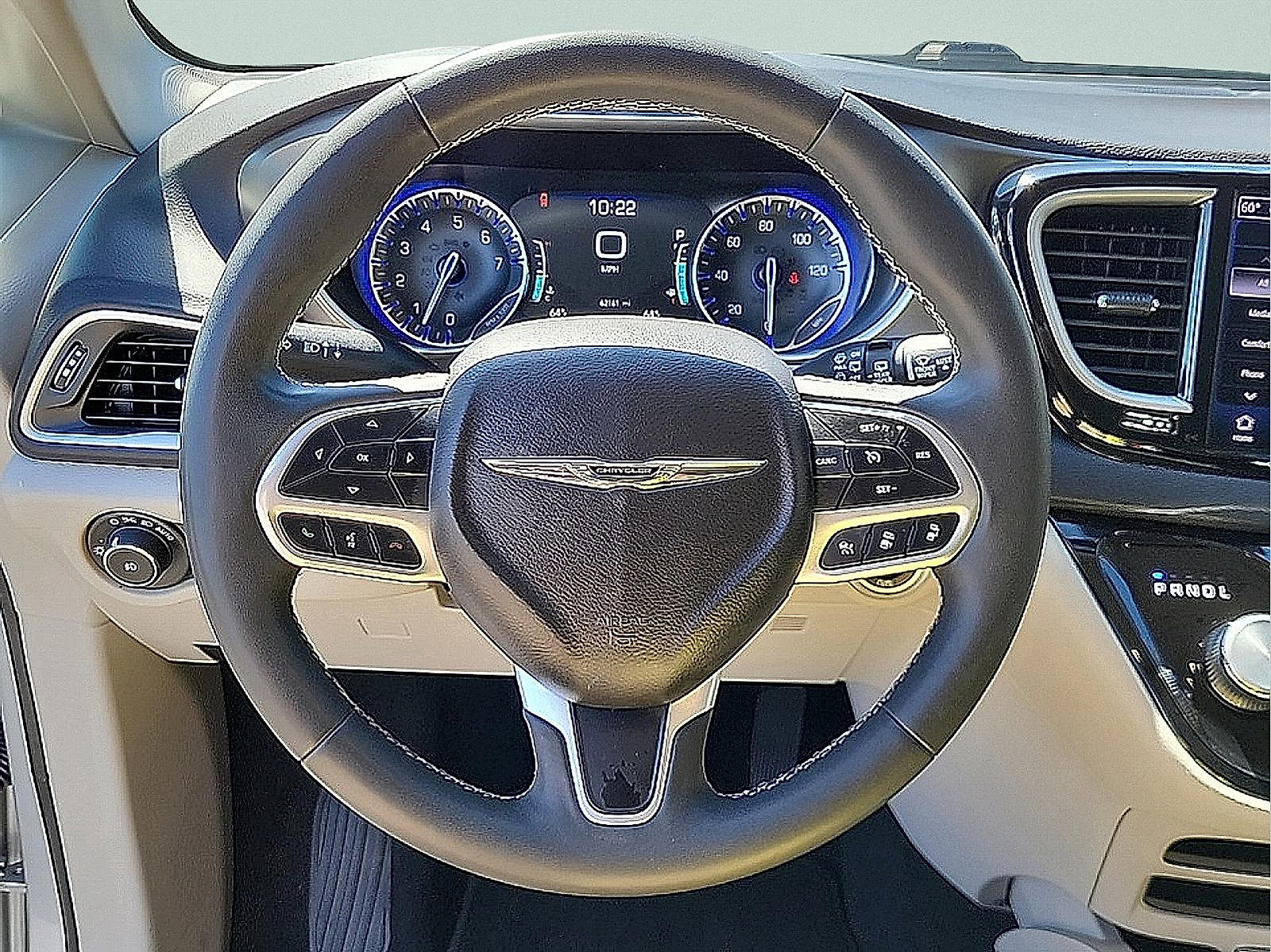 Used 2024 Chrysler Pacifica Touring-L FWD image 16