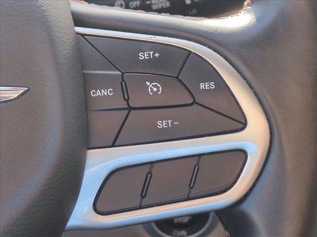 Used 2018 Chrysler Pacifica Touring-L FWD image 12