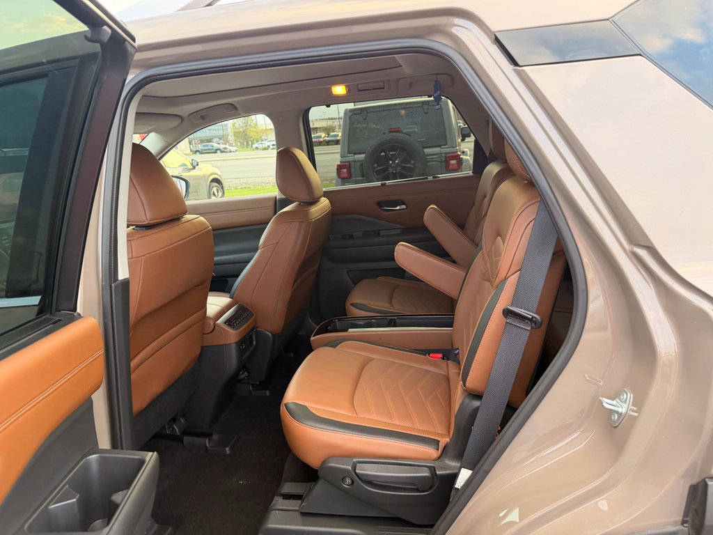 Used 2023 Nissan Pathfinder Platinum image 7