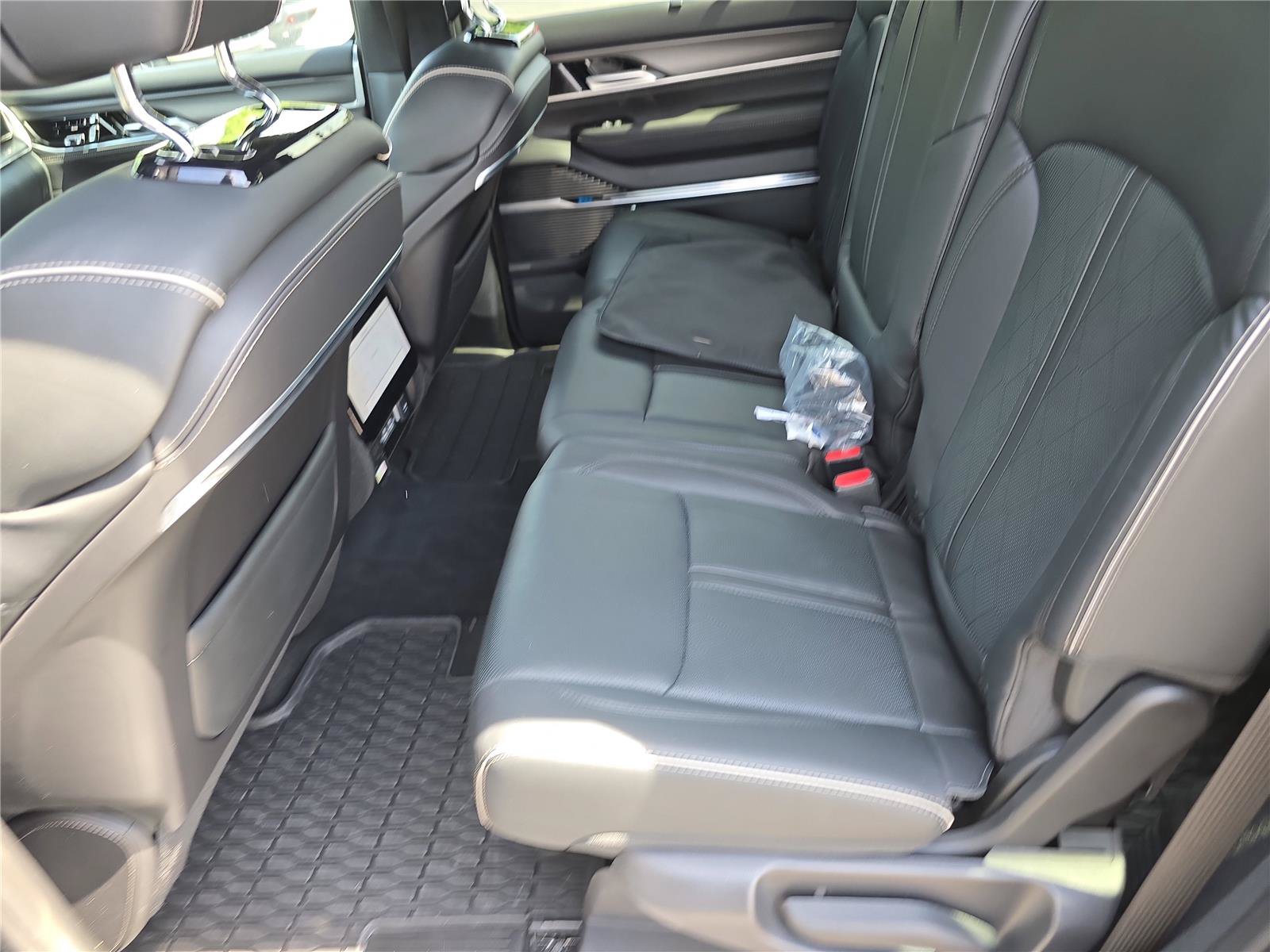 Used 2024 Jeep Wagoneer Series III w/ Premium Group I AWD/4WD image 15