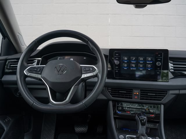 Used 2025 Volkswagen Jetta SE w/ Sunroof Package FWD image 21