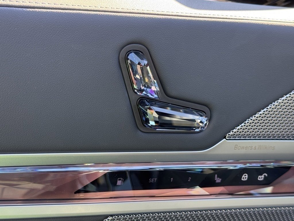 New 2025 BMW 750e xDrive w/ Premium Package image 14