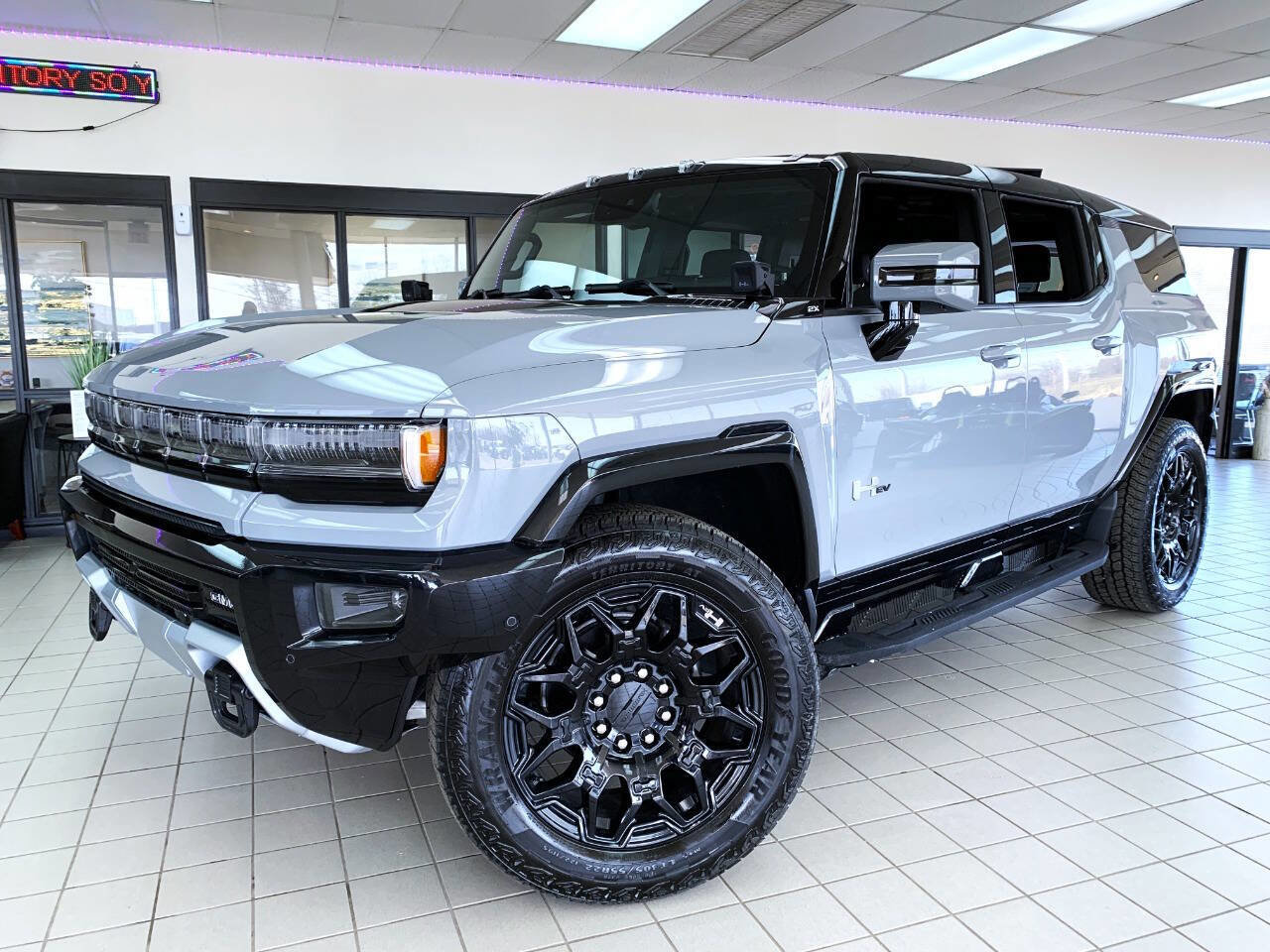 Used 2024 GMC Hummer EV 2X w/ LPO, Illumination Package image 10