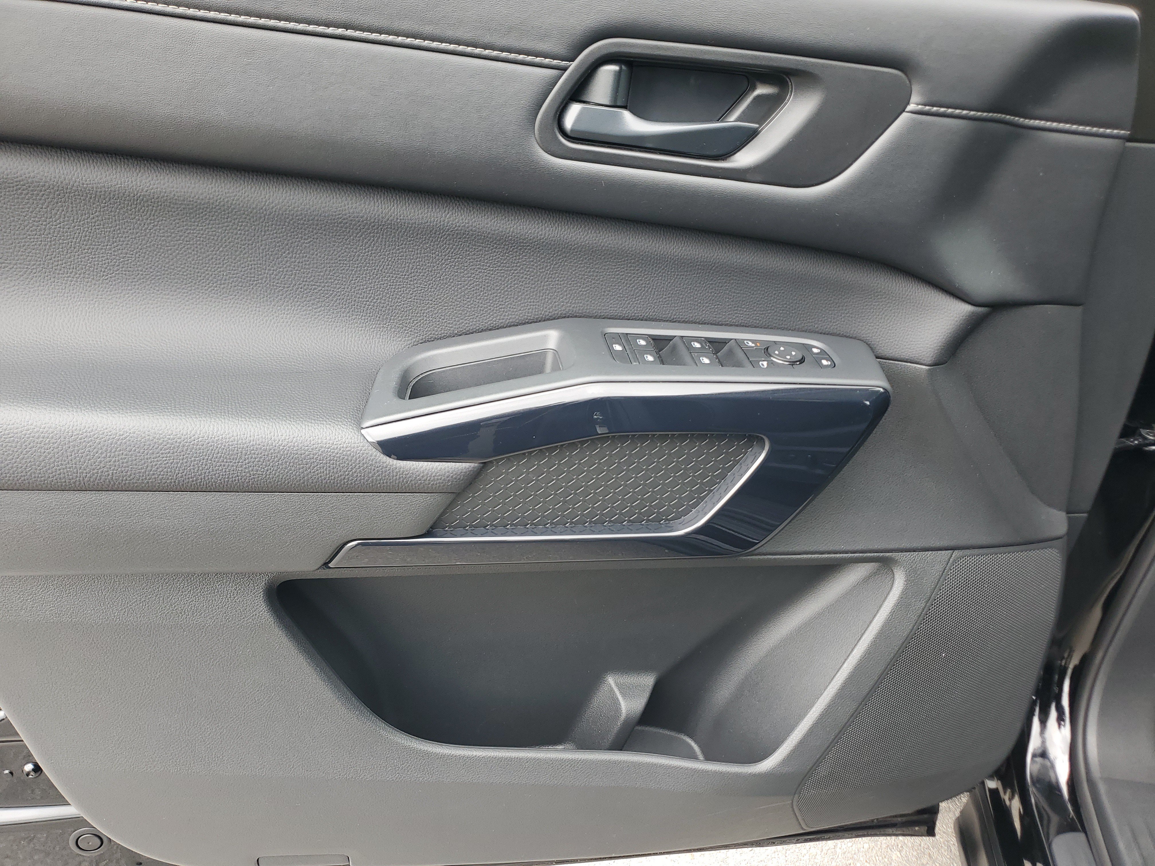 Certified 2025 Nissan Pathfinder SV w/ Black Appearance Package FWD image 27