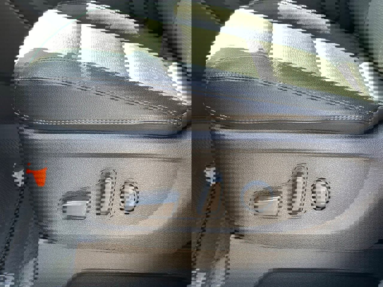 Used 2025 Kia Telluride EX w/ EX Captain's Chair Package image 25