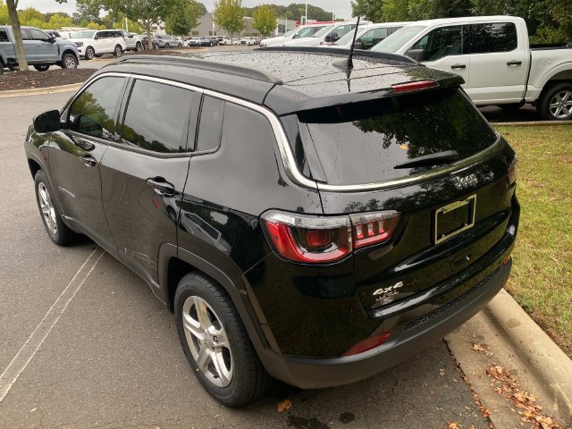 Used 2023 Jeep Compass Latitude w/ Sun and Sound Group AWD/4WD image 29
