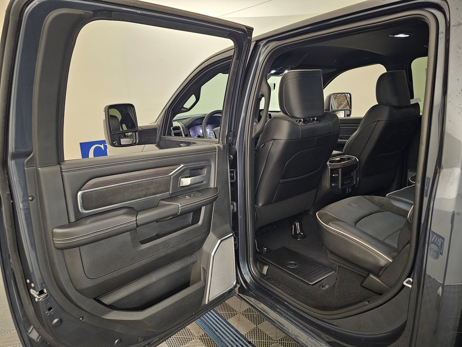 New 2026 RAM 2500 Laramie AWD/4WD image 22