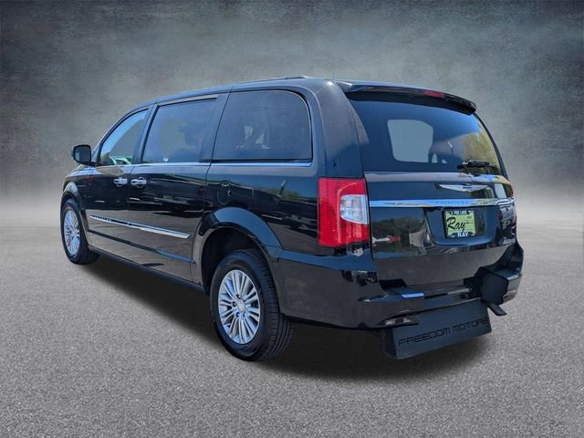 Used 2016 Chrysler Town & Country Touring-L w/ Driver Convenience Group FWD image 5