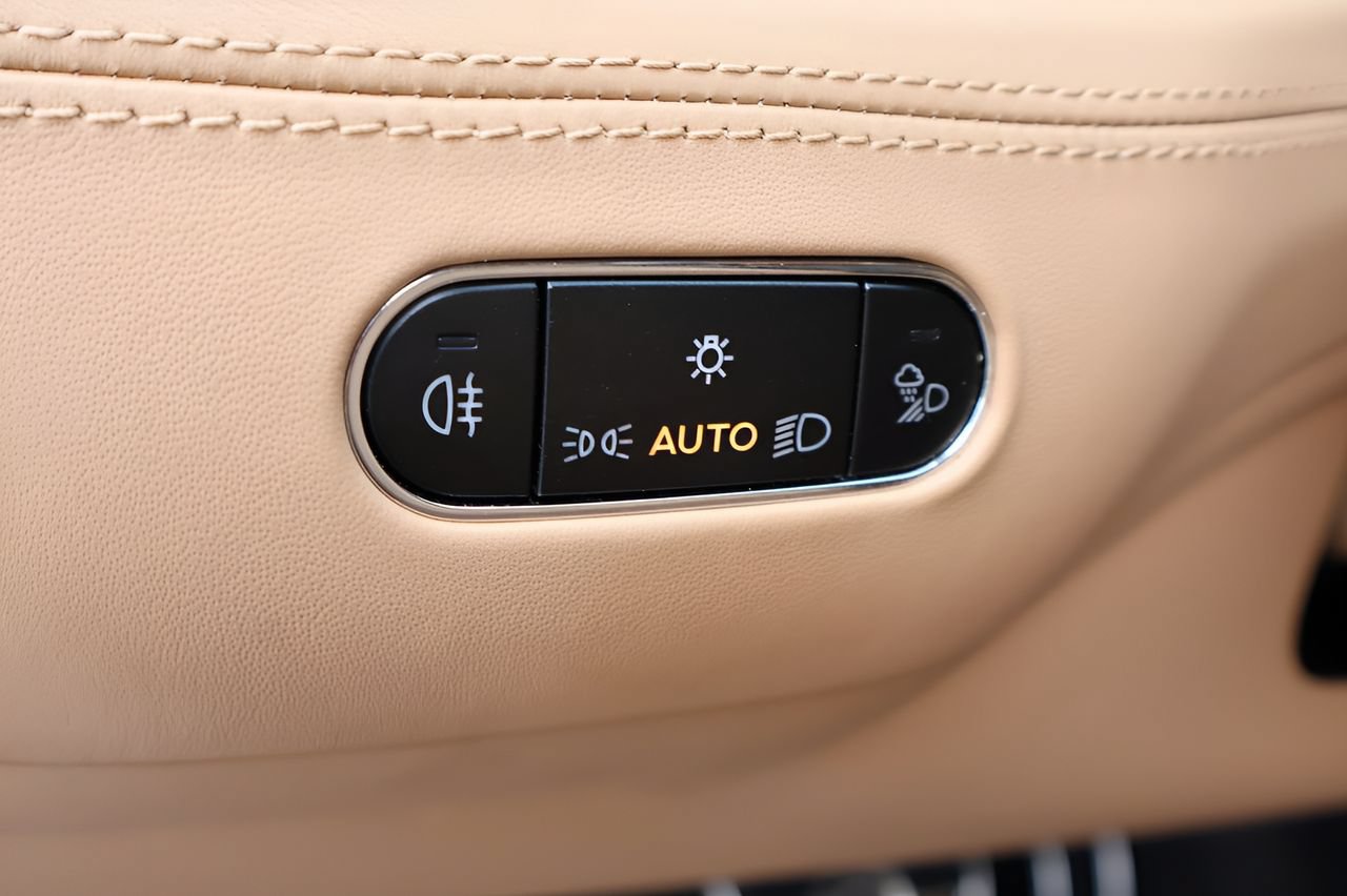 Certified 2024 Bentley Bentayga Extended Wheelbase AWD/4WD image 24