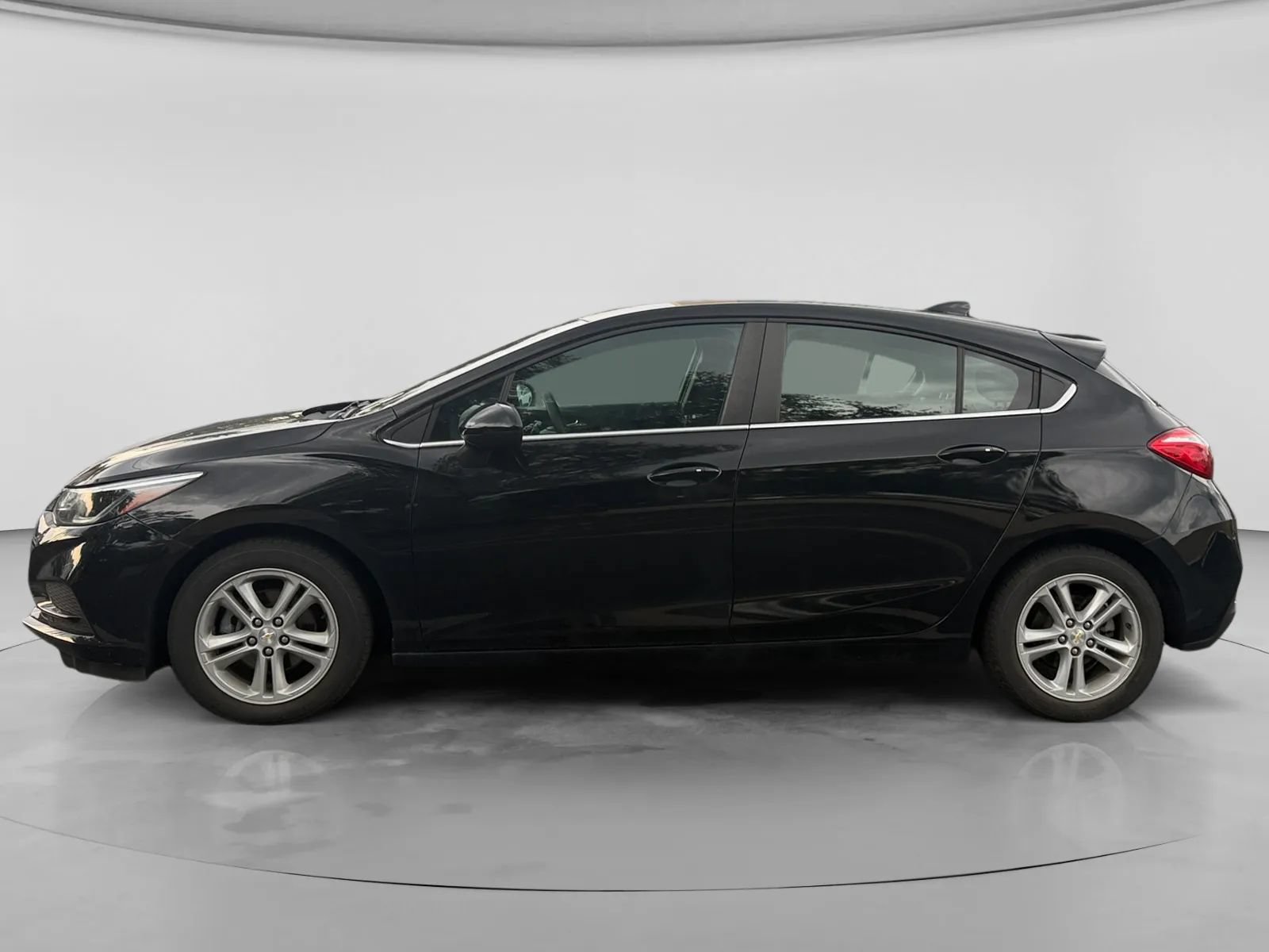 Used 2017 Chevrolet Cruze LT w/ Convenience Package FWD image 2