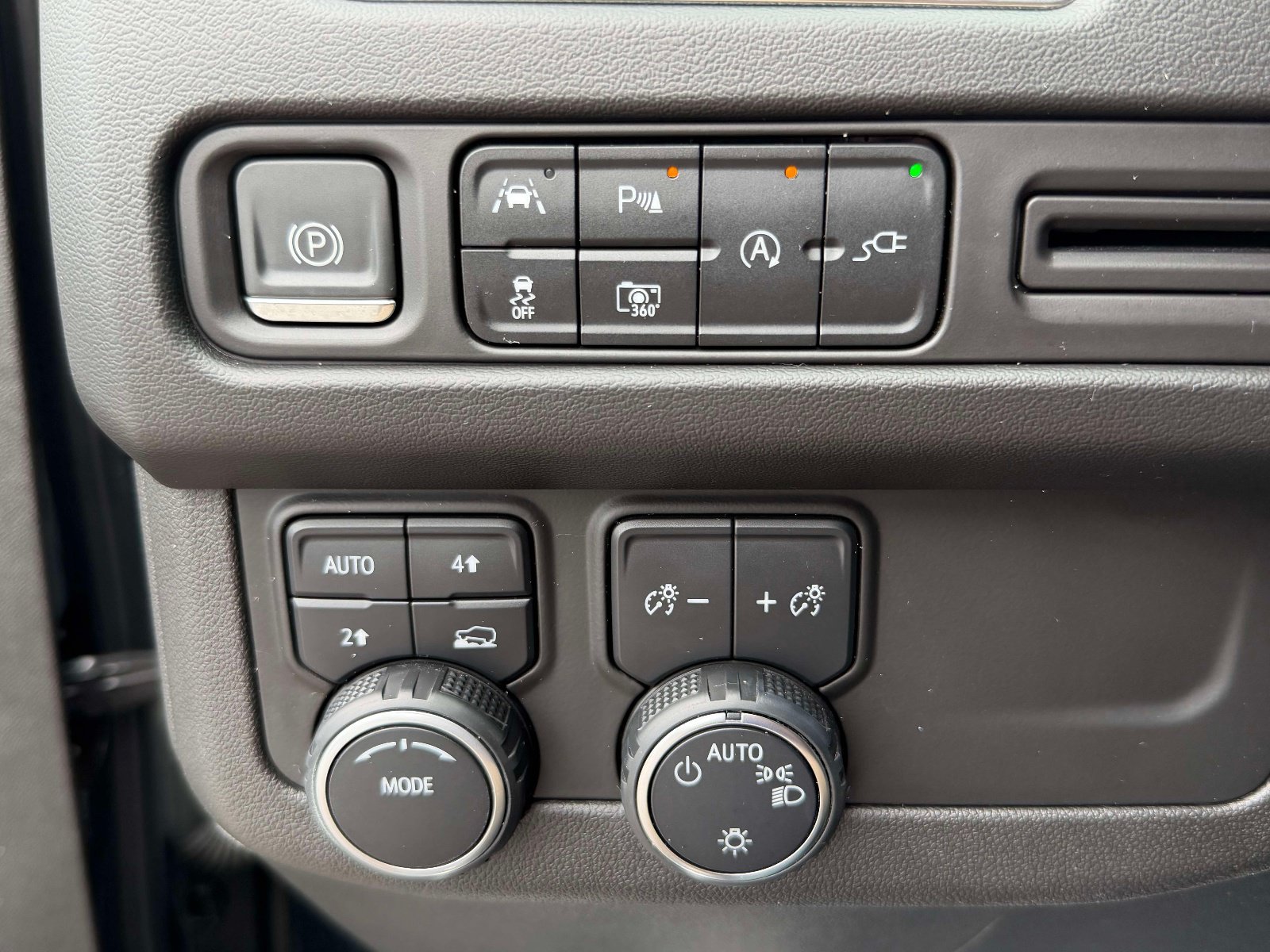 Used 2022 Chevrolet Suburban RST w/ Luxury Package AWD/4WD image 20