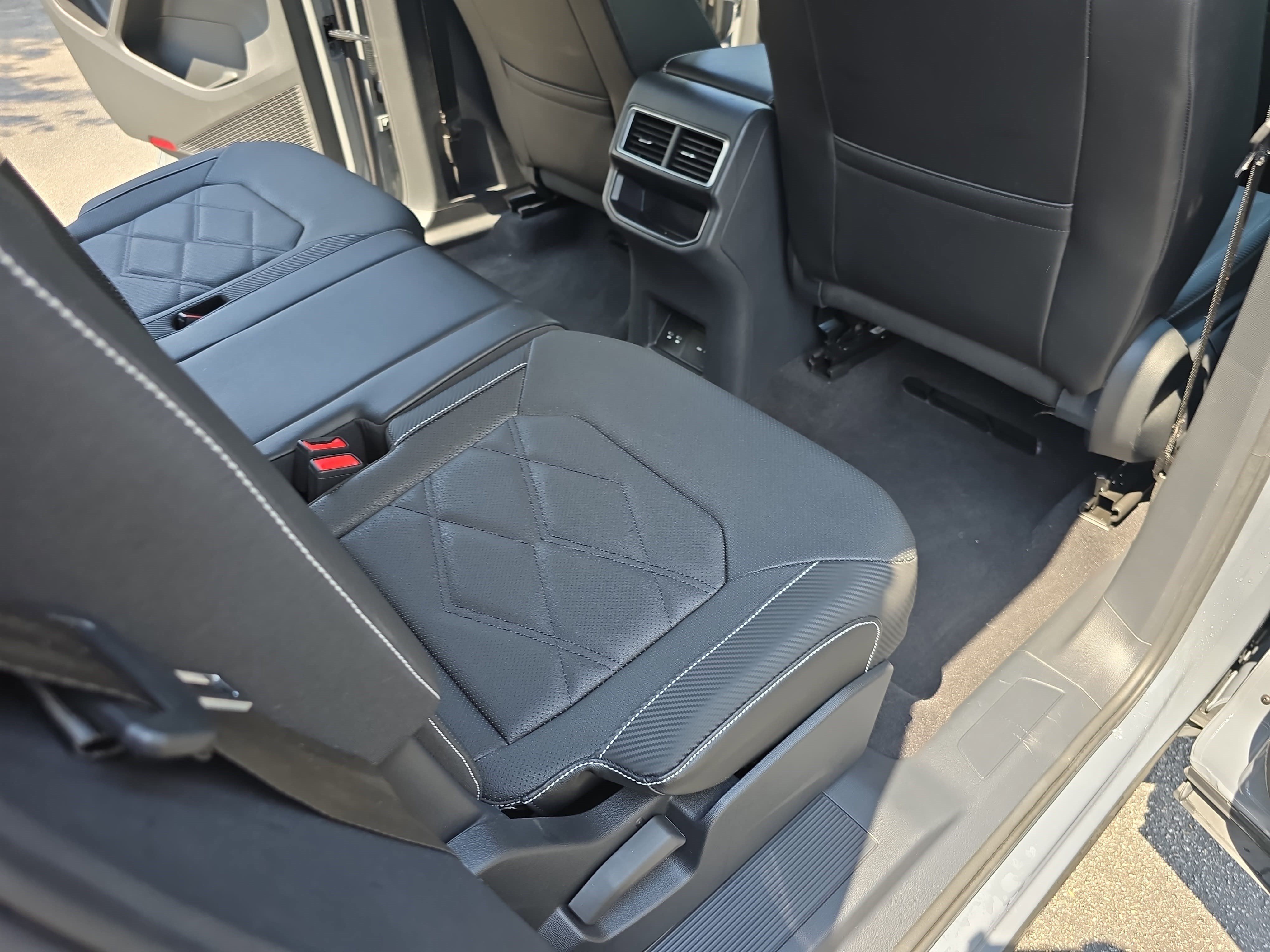 Used 2024 Volkswagen Atlas Cross Sport SE FWD image 11