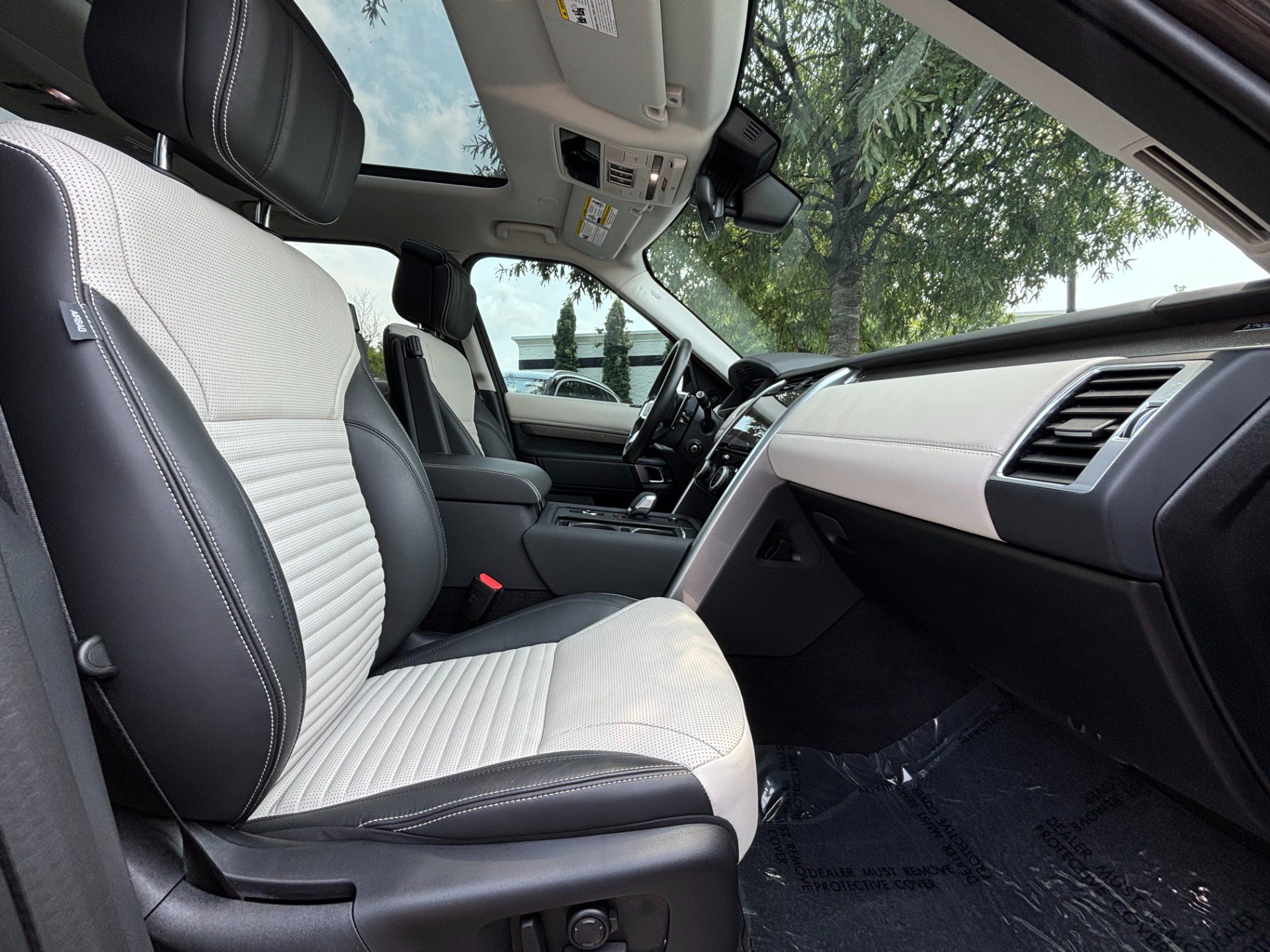 Used 2025 Land Rover Discovery Metropolitan Edition AWD/4WD image 12
