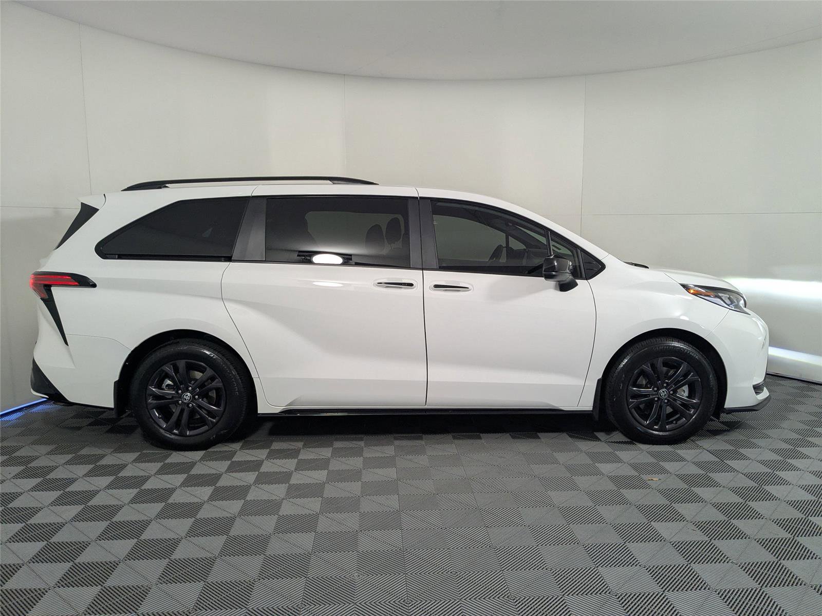 Used 2025 Toyota Sienna XSE image 4