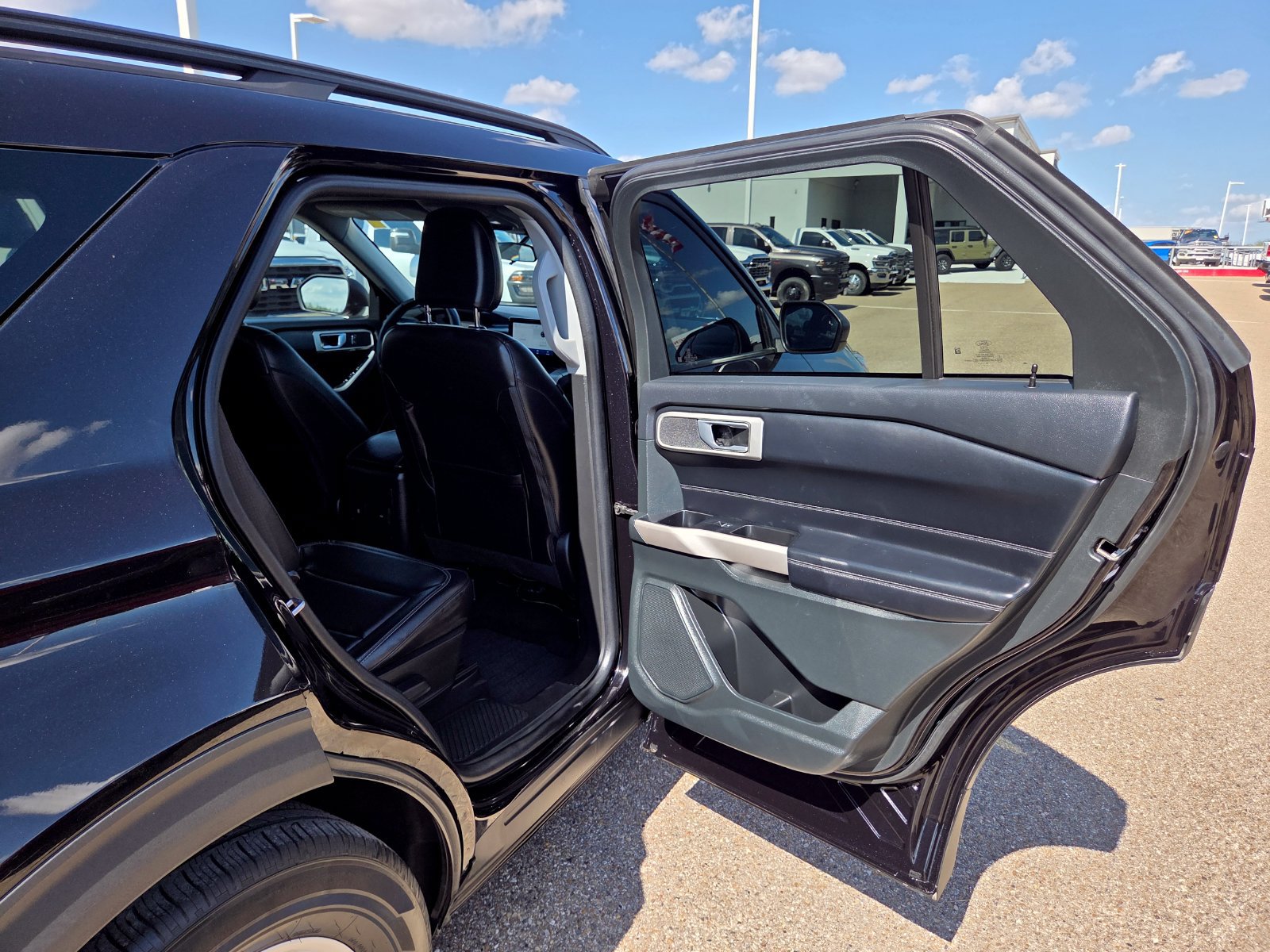 Used 2023 Ford Explorer XLT w/ Equipment Group 202A RWD image 15