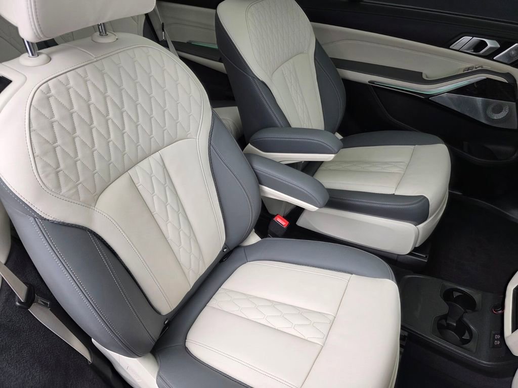 Used 2024 BMW X7 xDrive40i w/ M Sport Package AWD/4WD image 29