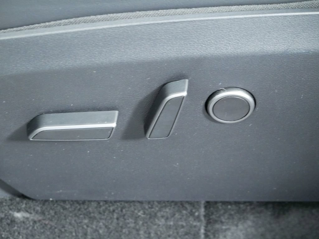 Used 2023 Tesla Model Y Long Range AWD/4WD image 22