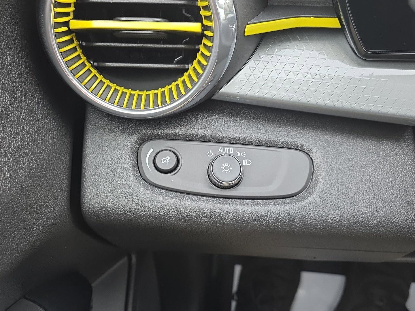 New 2026 Chevrolet Trax LT w/ Sunroof Package image 16