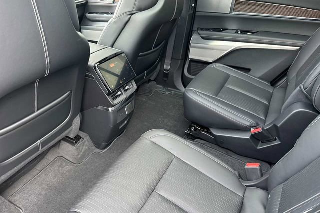 New 2026 Cadillac Vistiq Luxury w/ LPO, Floor Liner Package image 12
