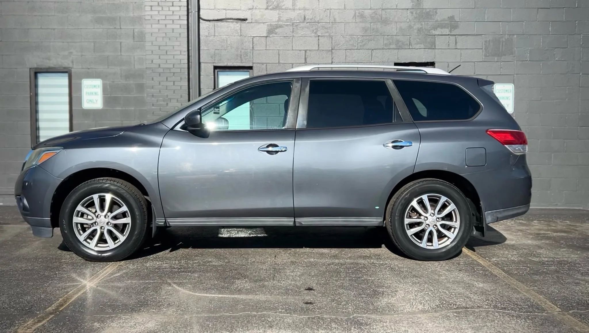 Used 2013 Nissan Pathfinder SV image 2